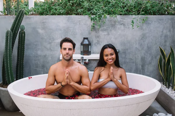 Vrolijke Multiraciale Mannelijke Vrouwelijke Paar Liefde Doorbrengen Romantische Vakantie Resort — Stockfoto