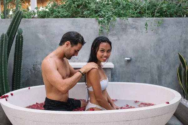 Paren Liefde Wassen Samen Bad Brengen Huwelijksreis Het Huwelijk Exotische — Stockfoto