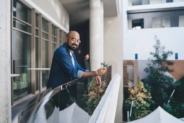 Halve Lengte Portret Van Vrolijke Man Optische Bril Voor Ogen — Stockfoto