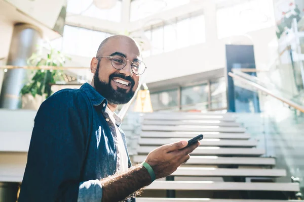 Retrato Mitad Longitud Del Hombre Negocios Alegre Gafas Clásicas Para — Foto de Stock