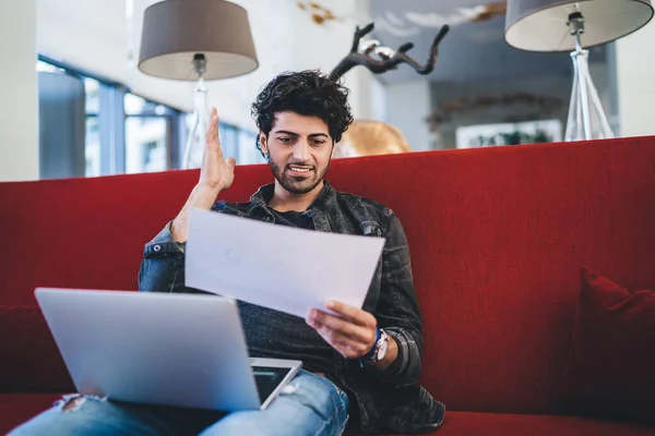 Verbaasde Turkse Zakenman Met Moderne Laptop Computer Verward Met Informatie — Stockfoto