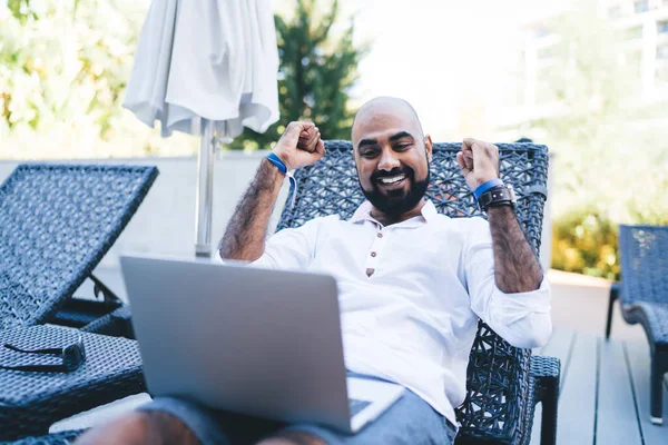 Logrado Freelancer Masculino Sintiéndose Emocionado Durante Trabajo Remoto Terraza Piscina — Foto de Stock