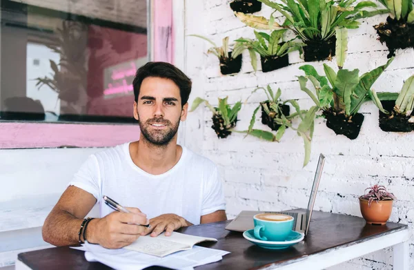 Retrato Blogueiro Masculino Caucasiano Alegre Fazendo Notas Artigo Para Compartilhar — Fotografia de Stock