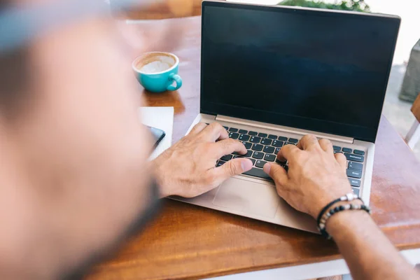 Imagem Cortada Mão Homem Digitando Computador Portátil Compartilhar Publicação Redes — Fotografia de Stock