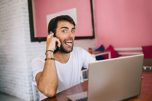 Funny Caucásico Freelancer Masculino Que Divierte Durante Trabajo Remoto Interior — Foto de Stock