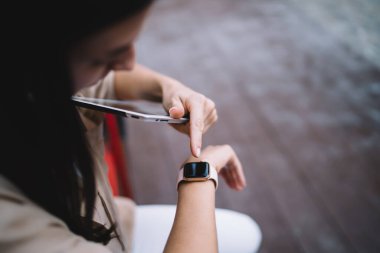 Bin yıllık kadın kontrolünün kırpılmış görüntüsü elektronik akıllı seğirme ile ilgili tebligat aldı, giyilebilir cihaz veri arama uygulamasında kadın ellerine dokunmaya özen gösterdi