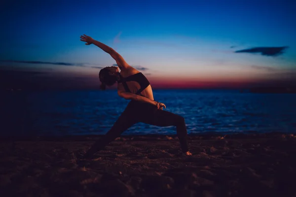 Flexibilní Žena Jóga Cvičení Hatha Večerním Pobřeží Pláž Natahování Svaly — Stock fotografie