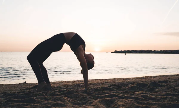 Flexibel Avslappnad Kvinna Stående Wheel Pose Kvällen Yoga Träning Stranden — Stockfoto