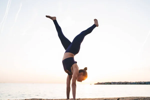 Flexibla Kvinnliga Yogi Stående Händerna Njuter Morgon Stretching Träning Vid — Stockfoto