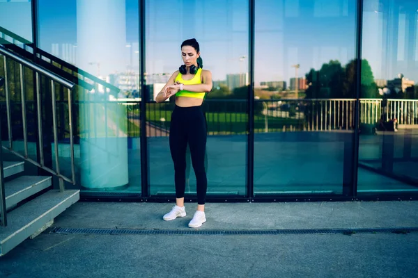 Serieuze Blanke Vrouw Jogger Met Behulp Van Moderne Apparaten Cardiotraining — Stockfoto