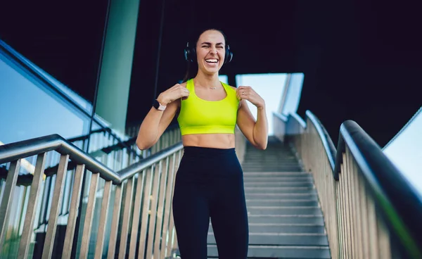 Femme Caucasienne Excitée Jogger Dans Des Écouteurs Bluetooth Pour Annulation — Photo