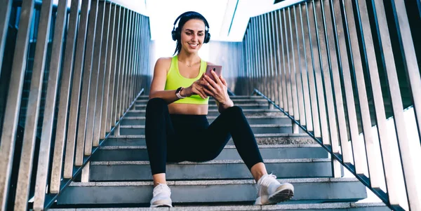 Glimlachende Blanke Vrouw Jogger Meloman Hoofdtelefoon Downloaden Van Muziek Naar — Stockfoto