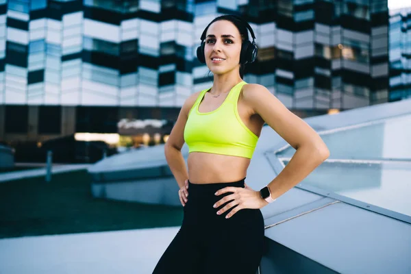 Vrolijk Meisje Atleet Trendy Activewear Genieten Van Een Gezonde Levensstijl — Stockfoto