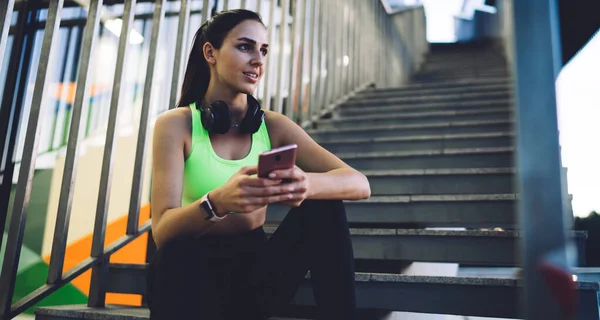 Lage Hoek Van Etnische Attent Atletische Vrouw Met Mobiele Telefoon — Stockfoto