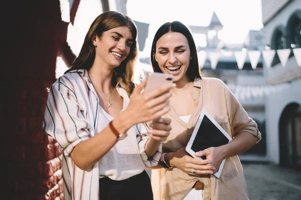Šťastné Ženské Kolegyně Diskutovat Vtipný Obsah Během Mobilních Sociálních Sítí — Stock fotografie