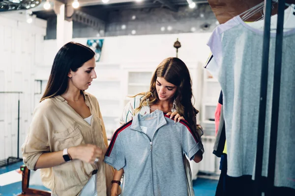 Atractivos Amigos Caucásicos Disfrutando Del Tiempo Libre Para Las Compras — Foto de Stock