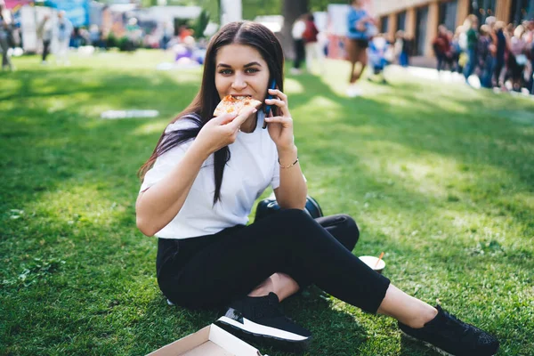 Pozitív Kaukázusi Pihen Fesztiválon Parkban Eszik Ízletes Pizza Beszél Okostelefonon — Stock Fotó