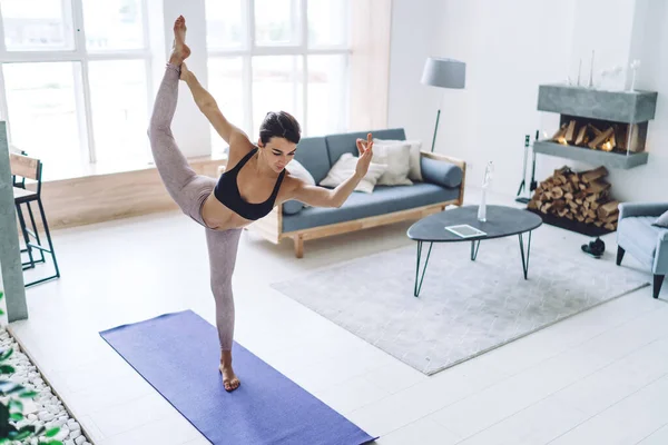 Plná Délka Flexibilní Mladá Žena Sportovním Oblečení Bosá Udržení Rovnováhy — Stock fotografie