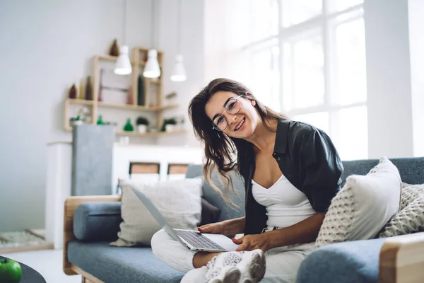 Sidovy Över Leende Ung Kvinna Casual Kläder Och Glasögon Sitter — Stockfoto