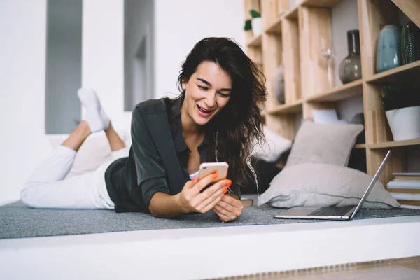 Glada Kaukasiska Kvinna Skrattar Roligt Meddelande Att Mobiltelefon Arbetar Distans — Stockfoto