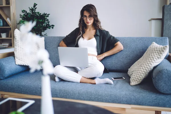 Jovem Corpo Inteiro Óculos Roupas Casa Usando Laptop Para Trabalhar — Fotografia de Stock