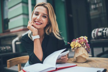 Bilgi araştırması için akıllı telefon cihazını kullanan kaldırım kafesindeki neşeli kadın planlama organizasyonunun portresi, cep telefonu tutan ve boş zamanlarında poz veren zengin kadın.