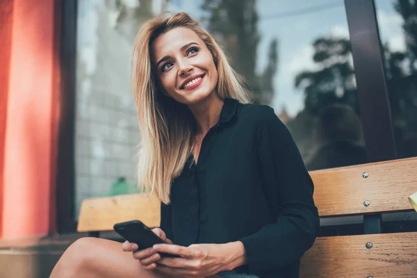 Menina Hipster Alegre Caucasiana Com Cabelo Loiro Perfeito Descansando Banco — Fotografia de Stock