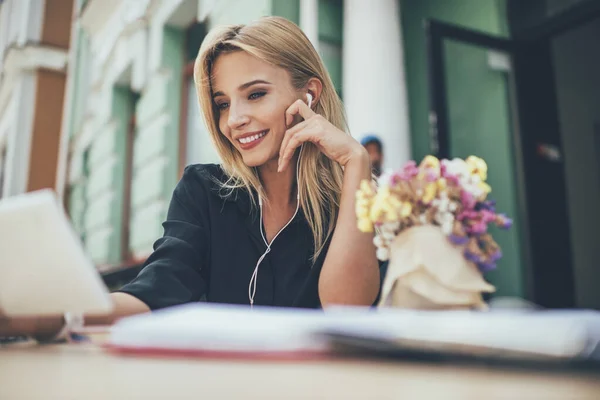 Joyeuse Femme Millénaire Dans Les Écouteurs Électroniques Regarder Des Flux — Photo