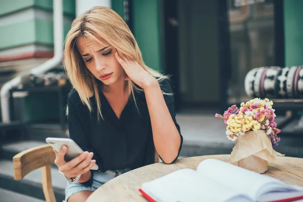 Triste Mujer Caucásica Sensación Milenaria Dolor Cabeza Largo Uso Teléfono —  Fotos de Stock