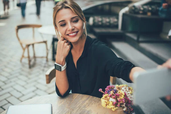 Modern Cep Telefonu Aygıtını Kullanarak Boş Zamanlarında Selfie Çekimleri Için — Stok fotoğraf