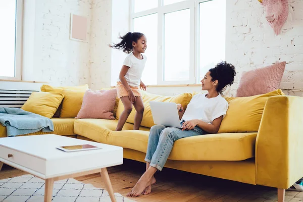 Filha Afro Americana Tentando Brincar Com Mãe Que Está Sentada — Fotografia de Stock