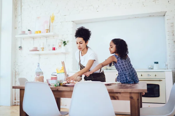 Africká Americká Brunetka Matka Bílé Košili Zástěra Přičemž Cookie Pro — Stock fotografie