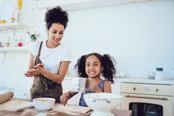 Sorrindo Jovem Afro Americano Encaracolado Menina Com Mãe Sorridente Fazer — Fotografia de Stock