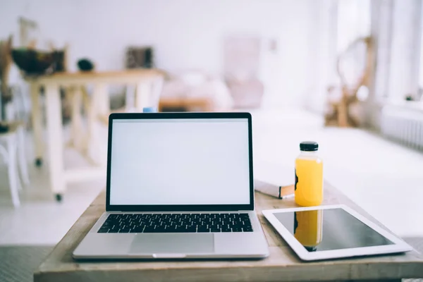 Image Modern Laptop Computer Mock Screen Standing Working Place Indoors — Stock Photo, Image