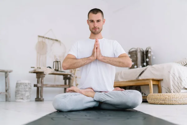 Retrato Hombre Guapo Pose Loto Cogido Mano Namaste Disfrutando Meditación —  Fotos de Stock