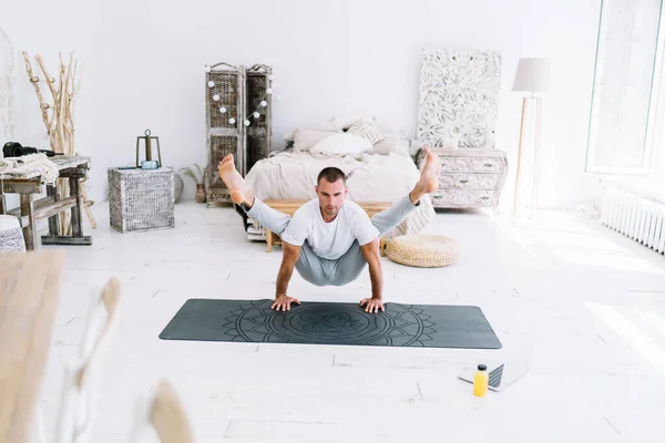 Lächelnder Hipster Freizeitkleidung Beim Morgendlichen Yoga Training Hause Mit Laptop — Stockfoto