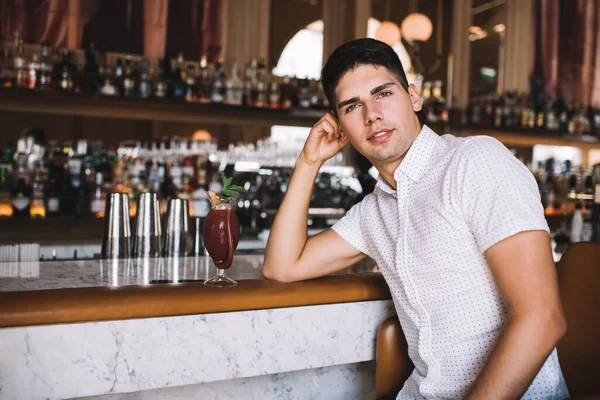 Brunet Casual Outfit Resting Alone Stylish Restaurant Leaning Bar Counter — Stock Photo, Image