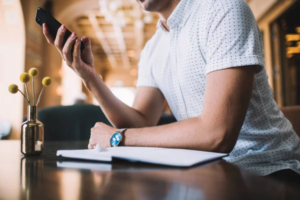 Seitenansicht Der Ernte Männlichen Studenten Lässigem Outfit Messaging Handy Während — Stockfoto