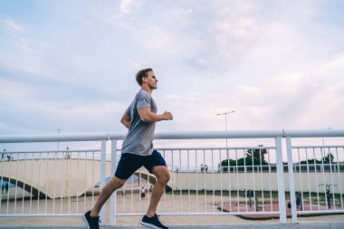 Sabahları yakışıklı beyaz erkek koşucu eğitimi sağlıklı yaşam tarzını ve fiziksel formunu koruyor. 20 'li yaşlarda sporcu sporcu spor hedeflerine ulaşmak ve kilo vermek için koşuyor.