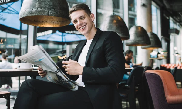 Baixo Ângulo Feliz Sorrindo Bem Vestido Macho Com Jornal Enquanto — Fotografia de Stock