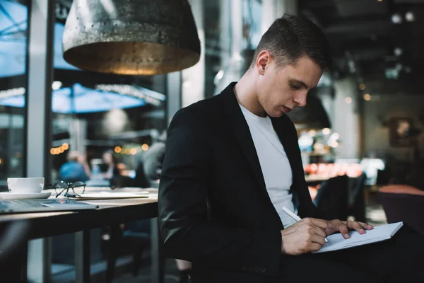 Seitenansicht Des Fokussierten Selbstständigen Mannes Smarten Lässigen Stil Der Aus — Stockfoto