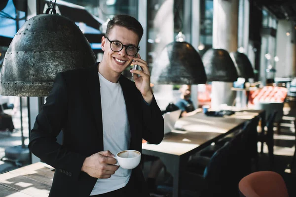 Ung Munter Velkledd Mann Briller Smiler Ser Kamera Mens Han – stockfoto