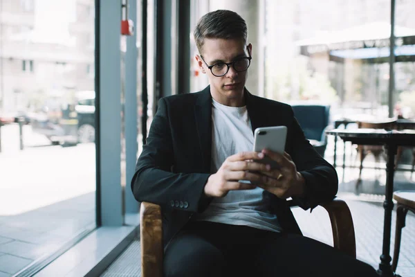 Allvarlig Man Klädd Formella Kläder Och Glasögon Sitter Stolen Och — Stockfoto