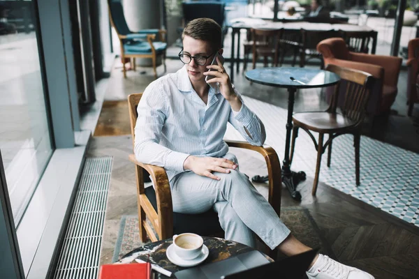 Jovem Homem Sério Óculos Sentado Mesa Com Xícara Café Laptop — Fotografia de Stock