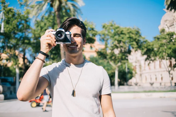 Portret Van Vrolijke Blanke Mannelijke Professionele Fotograaf Die Zonnige Dag — Stockfoto