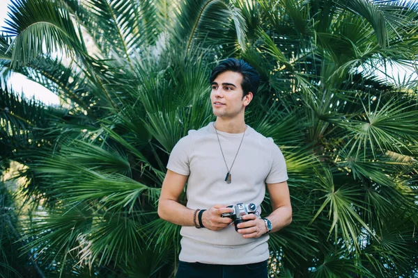 Handsome Caucasian Male Tourist Standing Palm Tree Background Camera Enjoying — Stock Photo, Image