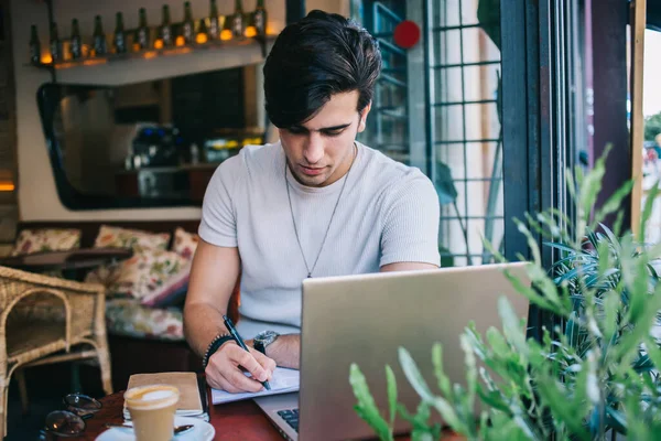 Freelance Vêtements Décontractés Prenant Des Notes Aide Ordinateur Portable Tout — Photo