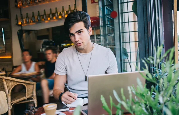 Portrait Jeune Étudiant Homme Qualifié Vingtaine Apprenant Dans Café Écriture — Photo