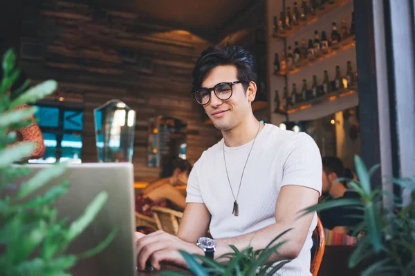 Jeune Homme Dans Des Lunettes Dans Des Vêtements Décontractés Aide — Photo