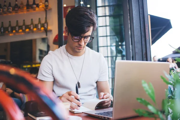 Serieux Jeune Homme Tenant Casserole Tenue Décontractée Avec Des Lunettes — Photo